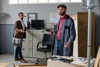 Die Rosenheim-Cops – Controller Daniel Donato (Paul Brusa, l.) kann nicht fassen, dass Hausmeister Hannes Winkler (Steffen Wolf, r.) noch immer nicht mit dem Aufbau der neuen Schreibtische fertig ist.