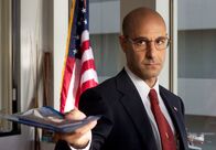 Terminal – Frank Dixon (Stanley Tucci), der stellvertretende Sicherheitschef des Flughafens, führt einen Privatkrieg gegen den armen Viktor (Tom Hanks).