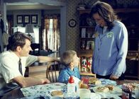 Malcolm mittendrin – Von links: Hal (Bryan Cranston), Dewey (Erik Per Sullivan) und Lois (Jane Kaczmarek)