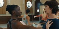 L'Opéra - Dancing in Paris – Flora (Suzy Bemba, l.) und die anderen Tänzer haben genug. Sie wollen, dass Diane (Anne Alvaro, r.) als Intendantin zurücktritt.