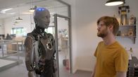 Marvellous Machines – Der im britischen Cornwall gebaute KI-Roboter Ameca im Gespräch mit einem seiner Entwickler.