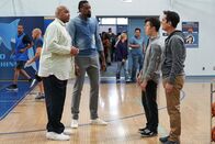 Modern Family – Charles Barkley (Charles Barkley), DeAndre Jordan (DeAndre Jordan), Nolan Gould (Luke Dunphy), Ty Burrell (Phil Dunphy).