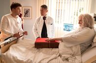 In aller Freundschaft – Der unbekannte Patient (Ilja Richter, re.), der nach einem Sturz behauptet, der Weihnachtsmann zu sein, bringt Dr. Kaminski (Udo Schenk, mi.) an seine Grenzen. Pfleger Kris Haas (Jascha Rust, li.) amüsiert sich darüber.