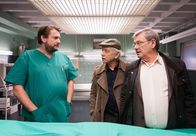 Rentnercops – ARD PROGRAMMDIREKTION, RENTNERCOPS, neue Vorabendserie (8 Folgen), Folge 7 "Keine ruhige Minute"50 Uhr im Ersten. Dr. Oliver Körfer (Peter Trabner, l.) klärt Günter Hoffmann (Wolfgang Winkler, r.) und Edwin Bremer (Tilo Prückner, M.) über die Todesursache von Erna Renner auf.