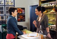 Rote Rosen – ARD ROTE ROSEN FOLGE 1426 Uhr im ERSTEN. Vera (Sandra Speichert, r.) ist erleichtert, dass Ariane (Alexandra Horn, r.) sich Robin aus dem Kopf geschlagen hat.