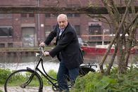 Wilsberg – Alex (Ina Paule Klink, r.) hat ein pikantes Problem, bei der Unterredung mit Wilsberg (Leonard Lansink, M.) will sie Ekki (Oliver Korittke, l.) nicht dabei haben.