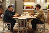 Two and a Half Men – Männergespräche: Alan (Jon Cryer, l.) und Walden (Ashton Kutcher, r.) ...