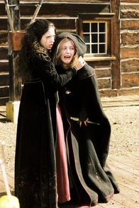 Ginger Snaps Back: The Beginning – Ginger (Katharine Isabelle) und ihre Schwester Brigitte (Emily Perkins) sind die einzigen Überlebenden eines Schiffsunglücks. In einem verschneiten Fort treffen sie seltsame Käuze und Schrullköpfe, die allesamt große Angst haben. Der indianische Werwolf-Jäger Hunter freundet sich mit den Mädchen an. Doch auch er kann Ginger nicht retten…