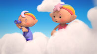Wolkenkinder – Baba Blau und Baba Pink halten Ausschau nach Mondsteinen.