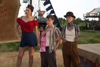 American Horror Story – Amazone Eve (Erika Ervin, l.), Ma Petite (Jyoti Amge, 2.v.l.), Jimmy Darling (Evan Peters, 2.v.r.) und Paul Seal (Mat Fraser, r.) wissen, dass die guten Zeiten für Freak Shows schon lange vorbei sind, doch ihre Direktorin glaub noch immer daran, ihre Show retten zu können - koste es, was es wolle ...