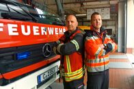 Lebensretter – Zwei der Hauptprotagonisten der Serie über die Chemnitz Feuer- und Rettungswache 2: Gruppenführer Thomas Richter (links) und Rettungssanitäter & Brandmeister Steven Müller (rechts)