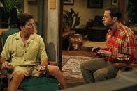 Two and a Half Men – Nachdem sein bester Freund bei ihm auf der Terrasse verstorben ist, lässt sich Charlie (Charlie Sheen, l.) sofort auf Herz und Nieren durchchecken. Bis er das Ergebnis der Untersuchungen erhalten hat, versucht er, sich mit seinen nächsten Verwandten und der Haushälterin Berta auszusöhnen, indem er ihnen Geschenke macht. Nur Alan (Jon Cryer, r.) blickt in die Röhre ...