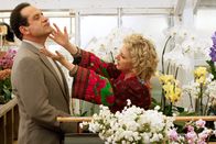 Monk – Die Floristin Joy (Carol Kane, r.) kommt Monk (Tony Shalhoub, l.) sehr nahe - zu nahe in den Augen des empfindsamen Ermittlers ...