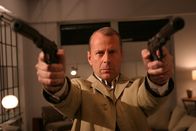 Lucky Number Slevin – Der Profikiller Goodkat (Bruce Willis) verfolgt einen perfiden Plan aus Intrigen und Verrat, um seine finstere Rache zu vollstrecken.