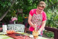 Zu Tisch ... – Zu Tisch Teneriffa – Spanien Cristina González kocht Kaninchen. Copyright: SRF/Berlin Producers