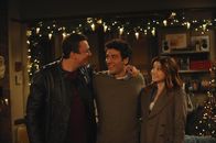 How I Met Your Mother – Ted (Josh Radnor, M.) erfährt, dass Lilys (Alyson Hannigan, r.) Schwangerschaftstest positiv ist. Die Tatsache, dass Lily und Marshall (Jason Segel, l.) nun ein Baby bekommen, lässt ihn über sein Leben nachdenken ...