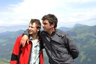 Der Bergdoktor – Nicht immer ein Herz und eine Seele: Die Brźder Hans (Heiko Ruprecht, l.) und Martin Gruber (Hans Sigl, r.). Honorarfrei - nur fźr diese Sendung bei Nennung ZDF und Thomas R. Schumann