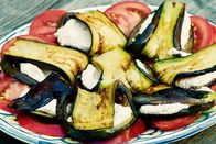 Zu Tisch ... – Ein Gericht von Annette Hofmann: Gebratene Auberginen (Melanzani) gefüllt mit Walnusscreme auf frischen Tomatenscheiben -schmeckt sowohl warm als auch kalt köstlich.
