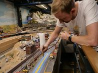 Die Modellbauer - Das Miniatur Wunderland – Technical expertise is required on the railway line between Hamburg and Scandinavia.
