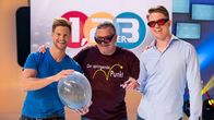 1, 2 oder 3 – Die Physiker Dr. Philip Häusser (l.) und Moritz Heindl (r.) zeigen Elton in einem spektakulären Luftballon-Experiment, wie stark Laserstrahlen sein können.