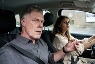 Marie Brand – Der Fahrschullehrer Jochen Keuber (Andreas Lust, l.) ist über die Info zu Alices vermisstem Handy erschrocken während er mit seiner Fahrschülerin Ela Malik (Saron Degineh, r.) nach einer praktischen Fahrstunde an der Fahrschule ankommt.