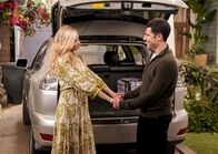 The Neighborhood – Gemma Johnson (Beth Behrs, l.); Dave Johnson (Max Greenfield, r.)