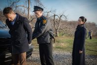 Elementary – Dumm gelaufen für Holmes (Jonny Lee Miller, l.): Bei seinen Ermittlungen mit Watson (Lucy Liu, r.) wird er versehentlich festgenommen ...