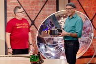 1, 2 oder 3 – Solarexperte Rolf Behringer (r.) zeigt Elton (l.) im Studio, wofür man Sonnenenergie alles nutzen kann.