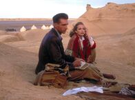 Der englische Patient – Romantik vor malerischer Wüstenkulisse - doch László (Ralph Fiennes) und Katharine (Kristin Scott Thomas) wissen, dass ihre Liebe keine Zukunft hat.