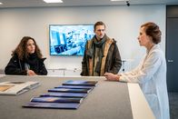SOKO Leipzig – Kim Nowak (Amy Mußul, l.) und Moritz Brenner (Johannes Hendrik Langer, M.) sprechen mit der Leiterin von Horizon Medics, Gabriela Zutter (Fanny Stavjanik, r.). Dort hat die Tote bis zuletzt an einem neuen Antidepressivum geforscht.