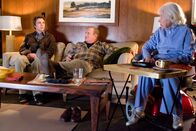 Das Muttersöhnchen – Noah (Dax Shepard, l.) hofft, mit Hilfe seines Vater Gene (Ken Howard, M.) und seiner Großmutter Helen Cooper (Selma Stern, r.), dass sein Leben wieder an Normalität gewinnt ...