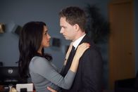 Suits – Mike (Patrick J. Adams) und Rachel (Meghan Markle) stehen vor einem Wendepunkt ihrer Beziehung: Während Mike sich beruflich neu orientiert, werden ihre unterschiedlichen Lebenspläne deutlich.