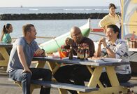 Hawaii Five-0 – Müssen zusammenarbeiten: Callen (Chris O'Donnell, l.), Chin (Daniel Dae Kim, r.) und Sam (LL Cool J, M.) ...