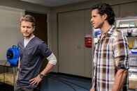 Atlanta Medical – Dr. Conrad Hawkins (Matt Czuchry, l.); Dr. Alec Shaw (Miles Gaston Villanueva, r.)