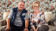 Eisland – Marko Wendrichs (Axel Prahl) und Frau Horn (Christine Schorn) schauen Soaps im Fernsehen