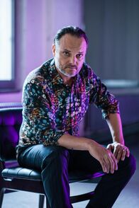 Deville – Moderator Dominic Deville