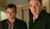 Identität – Ed Dakota (John Cusack, rechts) und Officer Rhodes (Ray Liotta) machen eine weitere unangenehme Entdeckung.