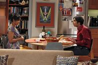 The Big Bang Theory – Nach einem von seinen Eltern arrangierten Date mit Lakshimi (Chriselle Almeida, l.) glaubt Raj (Kunal Nayyar, r.), dass er die zukünftige "Mrs. Koothrappali" gefunden hat ...