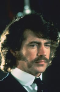 Der Mittler – Ted Burgess (Alan Bates) hat sich für Marian elegant gekleidet.