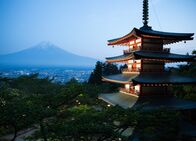 Fokus Japan - Unterwegs mit Patrick Rohr – Die Stadt Fujiyoshida mit Mt. Fuji und Chureito Pagoda.