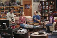 The Big Bang Theory – Leonard (Johnny Galecki, l.) und Penny (Kaley Cuoco, 2.v.l.) werden von Sheldon (Jim Parsons, 2.v.r.) und Amy (Mayim Bialik, r.) mit der Ansage überrascht, dass die beiden in ihrer Beziehung einen Schritt weiter gehen wollen ...