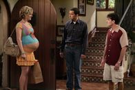 Two and a Half Men – Um ihrer Tochter Naomi (Sara Rue, l.) endlich Verantwortung beizubringen, überträgt ihr Berta Putzarbeiten in Charlies (Charlie Sheen, r.) Haushalt. Jedoch hat sie nicht mit Alan (Jon Cryer, M.) gerechnet, der sich von der schwangeren Frau angezogen fühlt ...