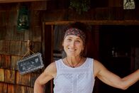 Landfrauenküche – Martina ist Sennerin auf einer Alm im Mangfallgebirge. Zusammen mit ihrem Partner Andi kümmert sie sich um 140 Rinder, 30 Ziegen, 2 Ponys und eine Schar Hühner. Martina stammt aus einem kleinen Milchviehbetrieb im oberbayerischen Chiemgau. Gelernt hat sie Krankenschwester. Als sie zum ersten Mal auf die Alm zog, wusste sie nicht, wie sehr diese Entscheidung ihr Leben auf den Kopf stellen würde. Denn die Alm ist für Martina weit mehr als ein Beruf.