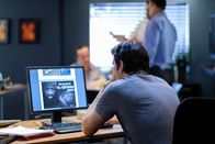 Mayday - Alarm im Cockpit – Der russische Ermittler (gespielt von Robin Kasyanov) recherchiert an seinem Computer zum Absturz von MetroJet Flug 9268. (Bildnachweis: Cineflix/Darren Goldstein)