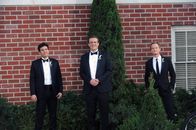 How I Met Your Mother – Die Hochzeit naht: Barney Stinson (Neil Patrick Harris, r.) mit seinen zwei besten Kumpels Marshall (Jason Segel, M.) und Ted (Josh Radnor, l.)