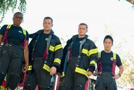 9-1-1 Notruf L.A. – L-R: Henrietta 'Hen' Wilson (Aisha Hinds), Bobby Nash (Peter Krause), Evan 'Buck' Buckley (Oliver Stark) und Howie 'Chimney' Han (Kenneth Choi)