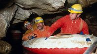 Löwenzahn Classics – Auf der Suche nach seinem Hund Willi ist Peter (Peter Lustig, M.) in eine Höhle geraten. Dort trifft er auf die zwei Höhlenforscher: Kündig (Franz Rampelmann, l.) und Höllerbach (Peter Wagenbreth, r.), die ihn auf eine abenteuerliche Reise mitnehmen.