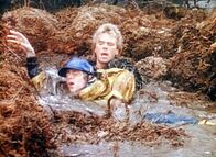 MacGyver – MacGyver (Richard Dean Anderson, r.) und Willis (Bruce Harwood, l.) stecken bis zum Hals im Dreck, aber es kommt noch schlimmer ...