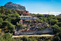 Auf und davon – Auf und davon Staffel 16 Folge 2 Das Anwesen der Sizilien-Auswanderer in der Nähe von Taormina 2025 Copyright: SRF