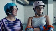 Derby Girl – Bei ihrem ersten Trainingstag trifft Lola Bouvier (Chloé Jouannet, r.) auf ihre neue Mitspielerin Marie-Josée (Salomé Diénis Meulien, l.), die völlig verzaubert ist von ihr. Doch Lola ist von MJ genervt, denn sie möchte konzentriert dem Roller Derby-Training folgen können.